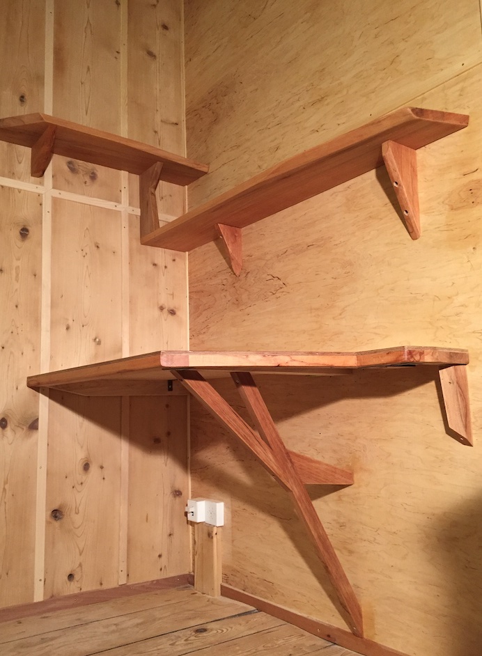 Tisch und Regale sind aus Buchenholz, die Wand links aus gehobeltem Altholz mit feinen Tapetenleisten.